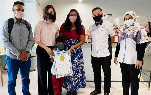 Kanak-Kanak Lima Tahun Rangkul Malaysia Book Of Record.