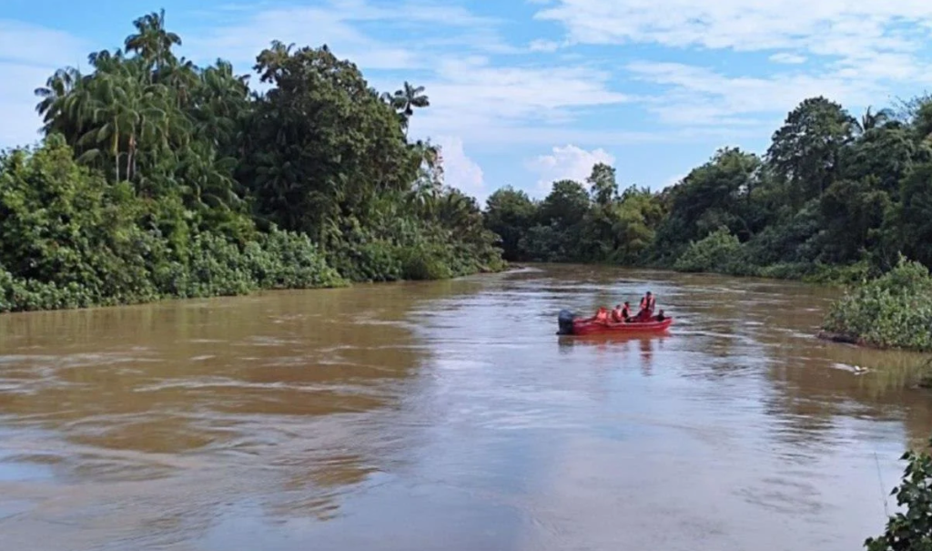 Hilux Terjunam Dalam Sungai, Pemandu Masih Belum Ditemui