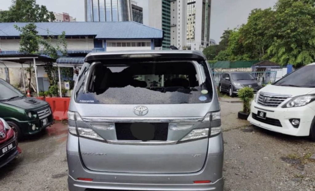 Berang Kena Hon, Penunggang Motosikal Bertindak Baling Spanar