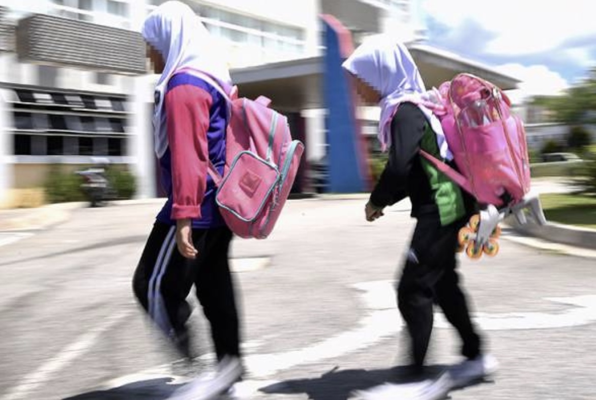 Postur Badan Boleh Berubah Disebabkan Beg Sekolah Berat - Pakar