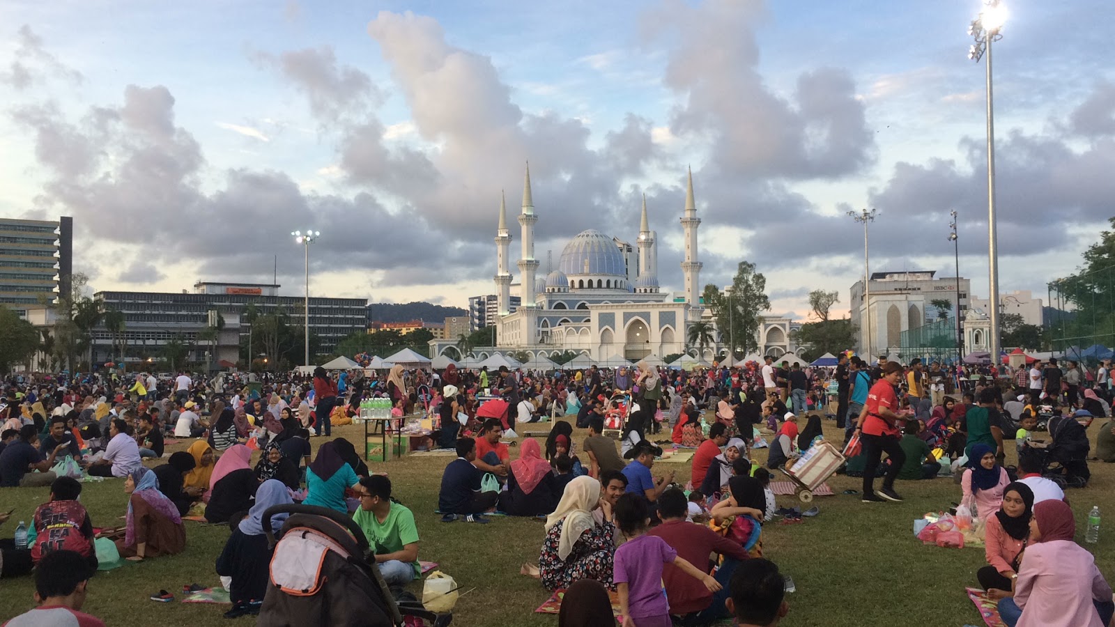 Berbuka Puasa di Lapangan Masih Tidak Dibenarkan