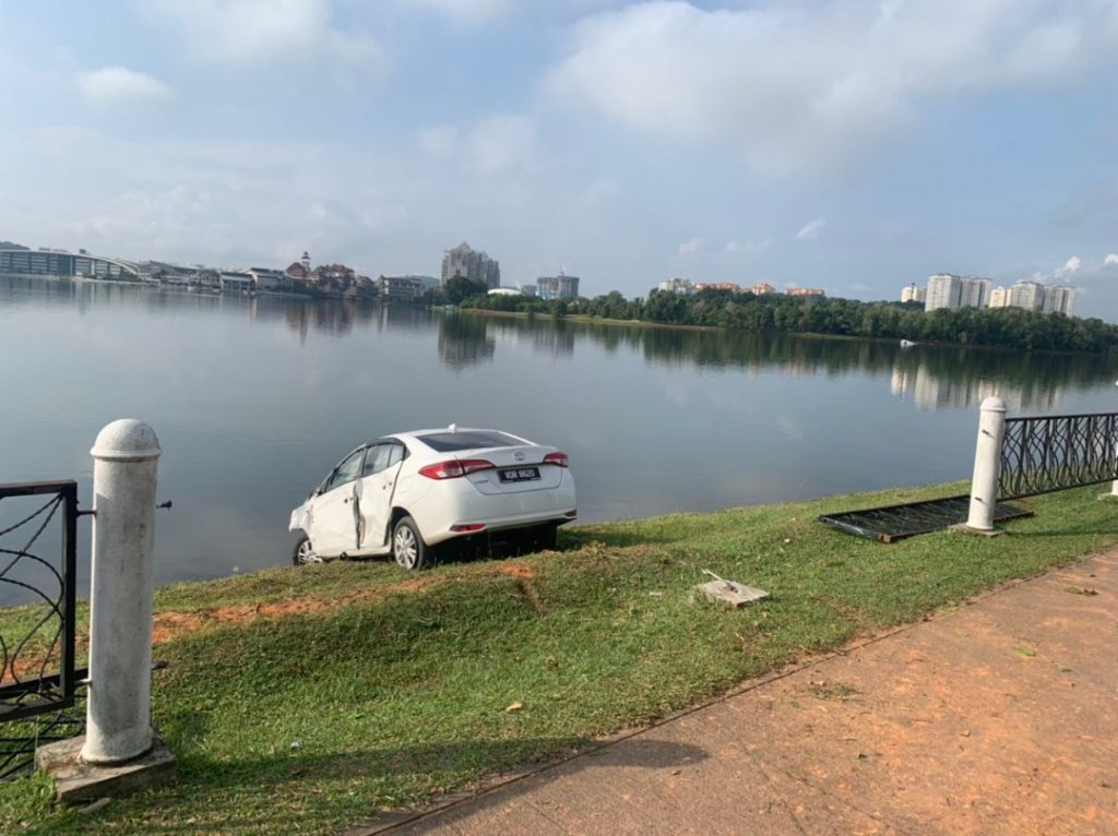 Pemandu Grab Cemas Kereta Hampir Terjunam Dalam Tasik
