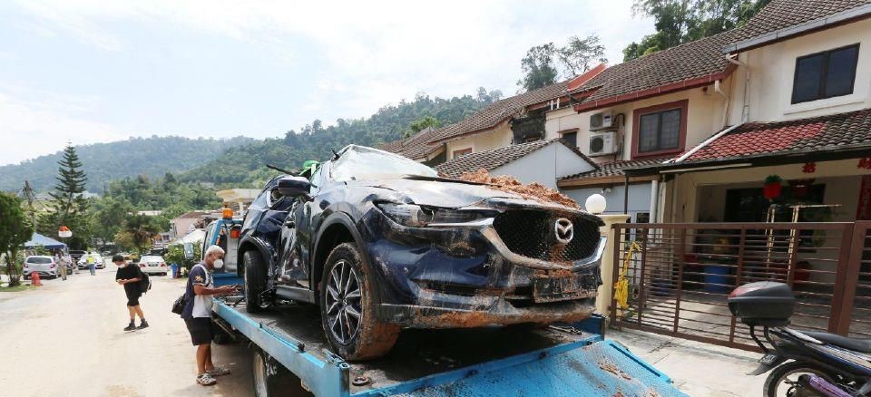 Enam Dari Sepuluh Kenderaan Tertimbus Tanah Runtuh Dikeluarkan 