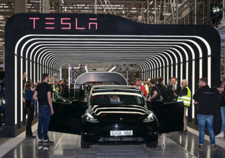 Tesla Lancar Kilang, Kereta Pertama Di Eropah