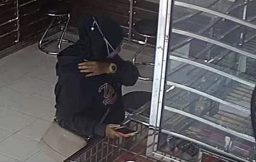 Tular Wanita Larikan Gelang Emas Bernilai RM10k
