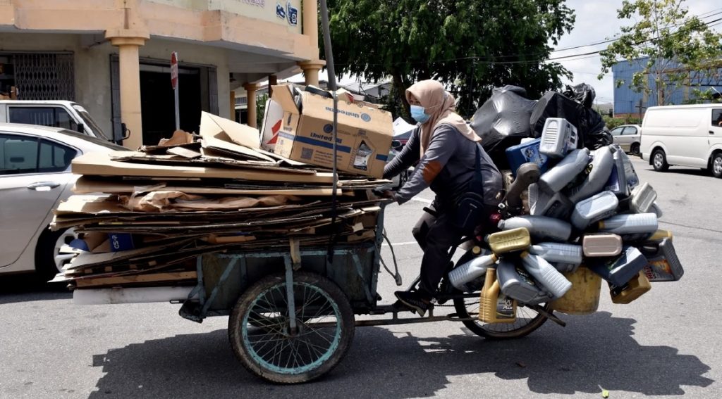 Kutip Barangan Terpakai Demi Besarkan Empat Anak