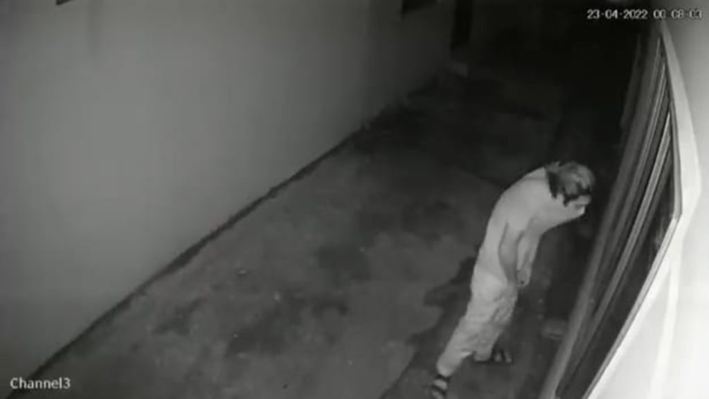 (VIDEO) Lelaki Diburu Buat Aksi 'Tak Senonoh' Belakang Rumah Wanita