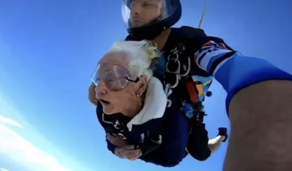 Nenek Sambut Hari Jadi Ke-100 Dengan Terjunan Udara