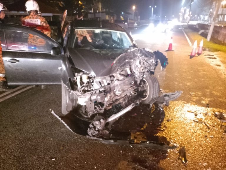 Warga Emas MAUT Selepas Kereta Rempuh Treler