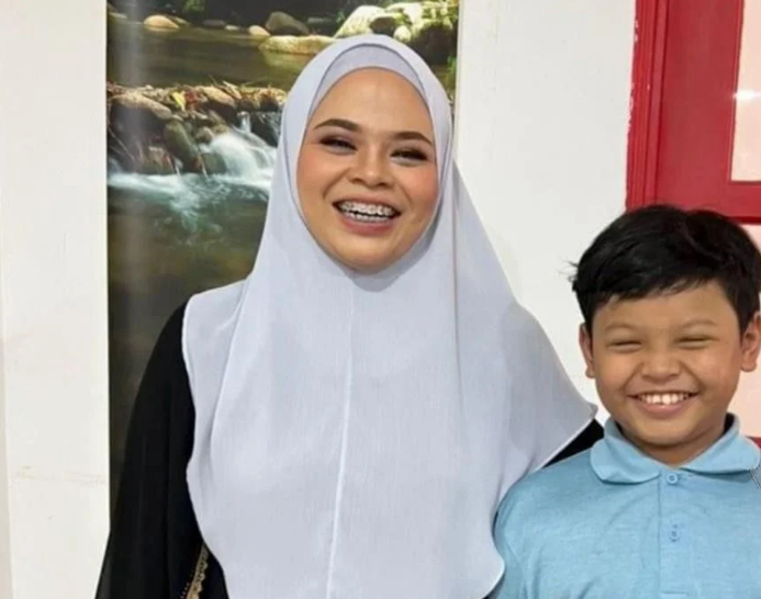 Jumpa 'Kembar' Siti Sarah Buat Pertama Kali. Ini Reaksi Anak Sulung Arwah