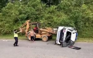 (VIDEO) Lelaki Nekad Langgar Kereta JPJ Guna Jengkaut, Ini Puncanya..