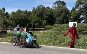 (VIDEO) Viral Keluarga Naik Basikal Roda Tiga, Ini TINDAKAN Ebit Lew Yang Dipuji Ramai