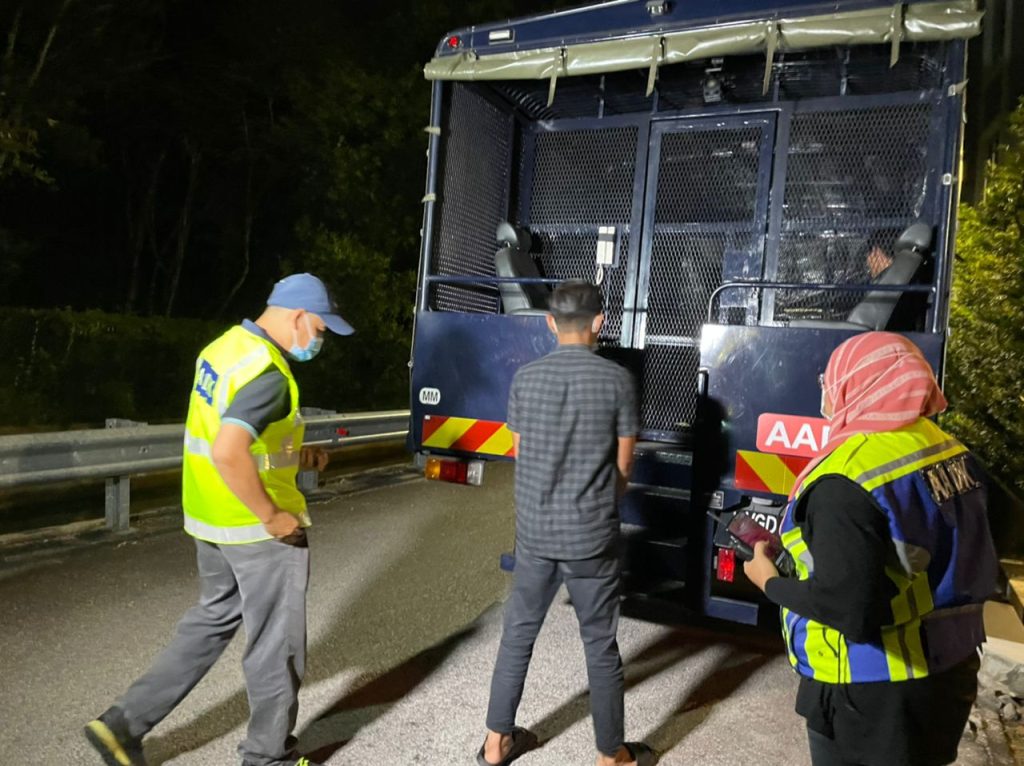 Tinggal Kekasih Tepi Jalan Selepas Kena 'Angkut'. Ini PUNCA Sebenar