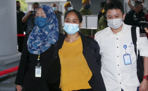 Wanita Hina Islam Bayar Ikat Jamin Esok Dgn Duit Sumbangan.