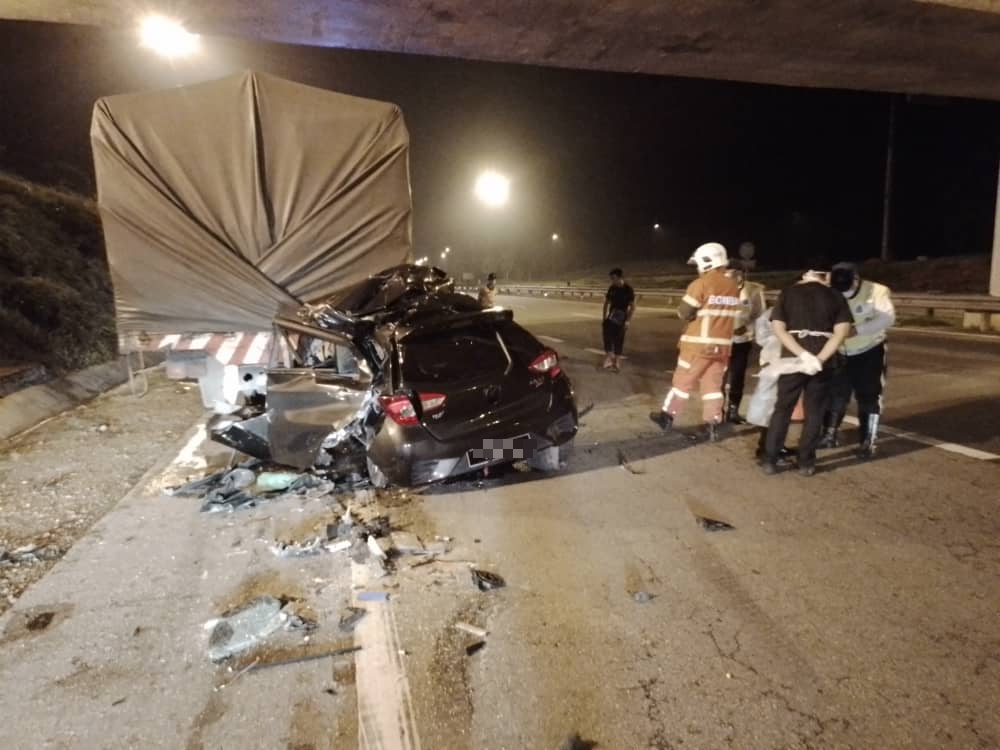 Nahas Myvi Dengan Treler, Dua Mangsa MAUT Tersepit