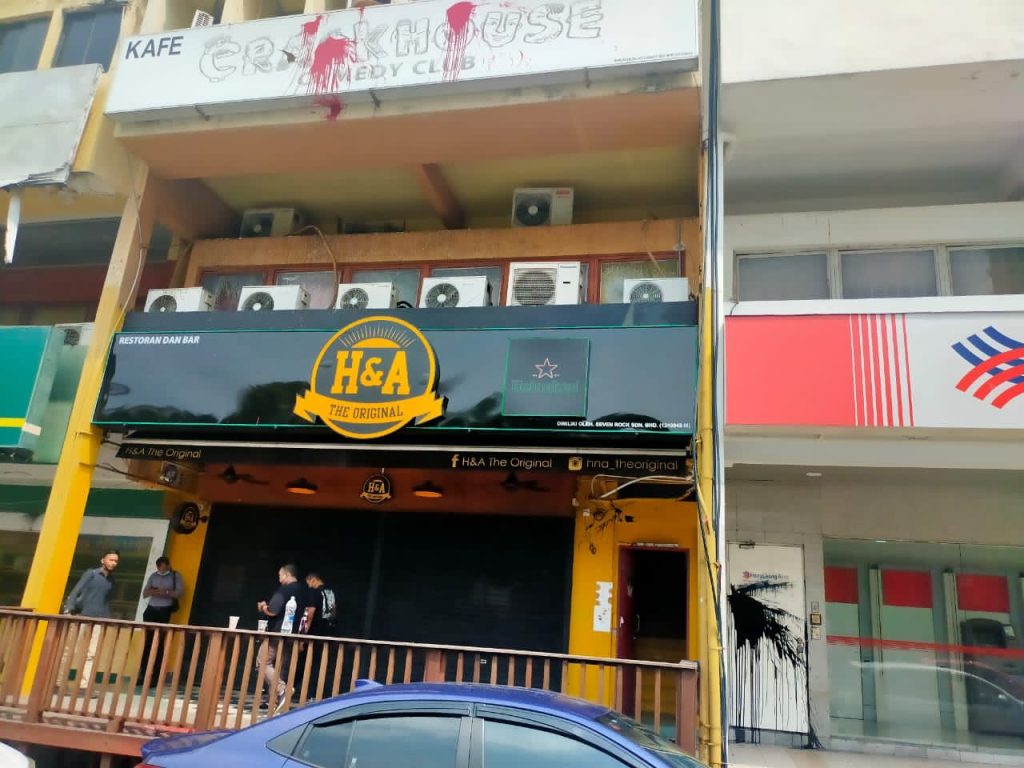 Crackhouse Comedy Club Disimbah Cat. Dua Lelaki Jadi Buruan Polis!