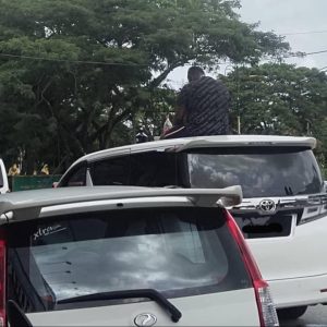 Tular Lelaki ‘Bersidai’ Atas Bumbung Vellfire. Ini PADAHNYA Tular Lelaki 'Bersidai' Atas Bumbung Vellfire. Ini PADAHNYA