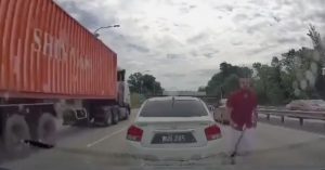 (VIDEO) Polis Buru Lelaki Berlagak Samseng Di NKVE (VIDEO) Polis Buru Lelaki Berlagak Samseng Di NKVE