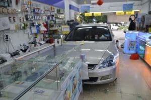 Kereta Rempuh Kedai Alat Telekomunikasi, Ini Puncanya..