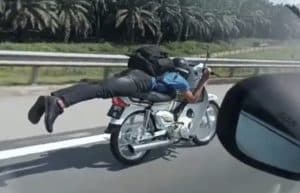 (VIDEO) Syok Buat Aksi 'Superman' Sampai Tak Perasan Polis Disebelah