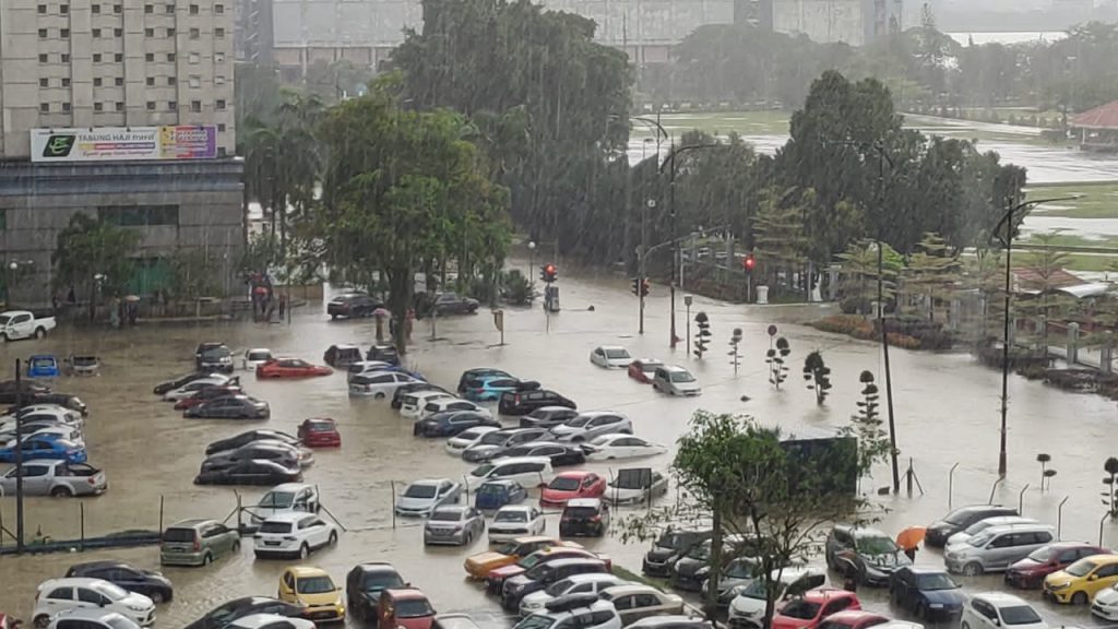 Banjir Kilat Di Johor, Lebih 500 Kenderaan 'Tenggelam'