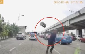 VIRAL VIDEO Lelaki Tiba-Tiba Baling Objek Ke Arah Kenderaan VIRAL VIDEO Lelaki Tiba-Tiba Baling Objek Ke Arah Kenderaan