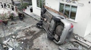 Pemandu Terbabas Sampai Terjunam Ke Rumah Peneroka Pemandu Terbabas Sampai Terjunam Ke Rumah Peneroka