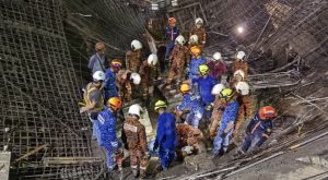 Lelaki Tertimbus Dalam Runtuhan Konkrit Bangunan Lelaki Tertimbus Dalam Runtuhan Konkrit Bangunan