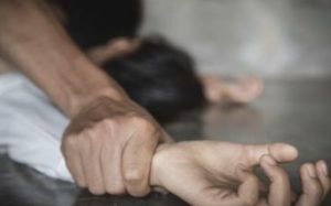 KEJAM. Wanita Dirogol 6 Lelaki Depan Suami Sendiri