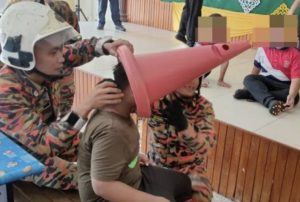 Kepala Tersangkut Kon, Kanak-Kanak Tahan Lebih Setengah Jam