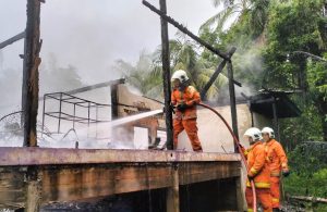 Rumah Didiami Sejak 25 Tahun Musnah Terbakar Di Panah Petir.