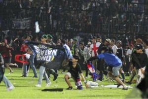 Kalah Bola. 127 Orang Maut Dalam Rusuhan Di Stadium.