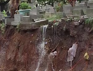 Tanah Runtuh Di Kawasan Kubur. Beberapa Jenazah Terkeluar Dan Hanyut.
