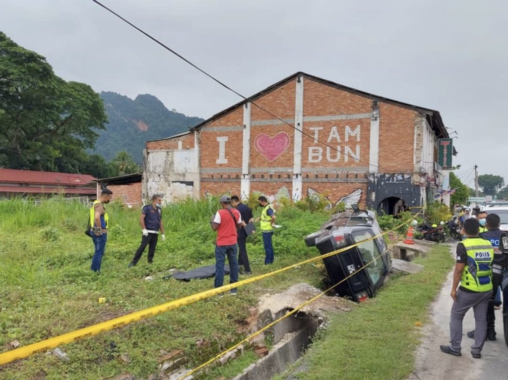 Polis Sedang Siasat Kemalangan, Tiba-Tiba Terhidu Bau Busuk. Rupa-Rupanya...