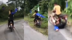Dua Remaja ‘Tersungkur’ Atas Jalan Raya Lepas Tendang Bendera Politik