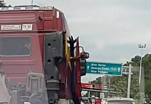 (VIDEO) Lori Treler Biadap Tunjuk Jari Ketika Memotong Jalan