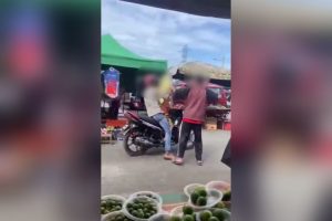 (VIDEO) Lelaki Tunjuk Gangster, ‘Pau’ Duit Warga Asing Di Pasar Tani