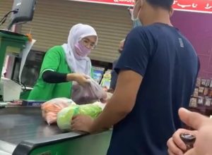 (VIDEO) Lelaki Maki Juruwang Hamil, Bengang Kaunter Ditutup