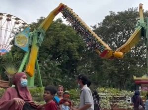 (VIDEO) Pengunjung Cemas, Tergantung Pada ‘Tornado Ride’ Akibat Hujan