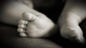 Pembantu Perubatan Bunvh Bayi Sendiri Usia 6 Bulan