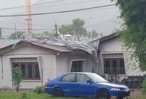 Lima Buah Rumah Rosak, Pokok Tumbang Hempap Kenderaan Akibat Ribut