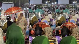 Viral Video Di TikTok Budak Lelaki Payung Ibu Sedang Solat Dalam Hujan