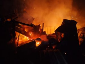 4 Keluarga Tinggal Sehelai Sepinggang, 2 Rumah Terbakar