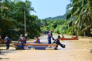 2 Beranak Dihanyut Air Deras