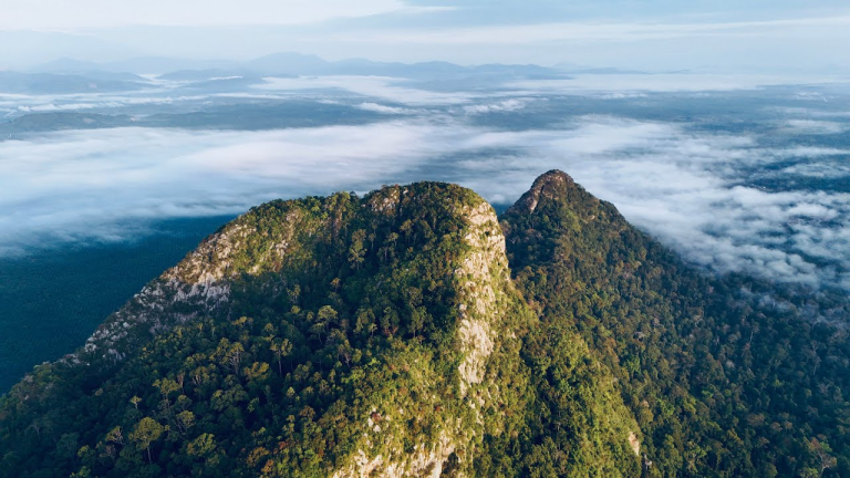 Akak Berkain Batik Tiba-Tiba Muncul Di Gunung. Apa Jadi Lepas Itu Memang Seram! batik